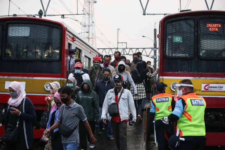 Penumpang KRL Commuter Line tiba di Stasiun Bogor, Jumat (26/6/2020). Tim gugus tugas penanganan Covid-19 Jawa Barat melakukan rapid test dan tes usap pada penumpang KRL Commuter Line yang tiba di Stasiun Bogor untuk memetakan sebaran Covid-19.