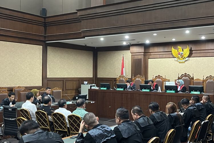 Empat terdakwa kasus dugaan korupsi pembangunan Gereja Kingmi Mile 32 di Kabupaten Mimika, Papua Tengah dalam sidang di Pengadilan Tipikor Jakarta, Jumat (31/5/2024).