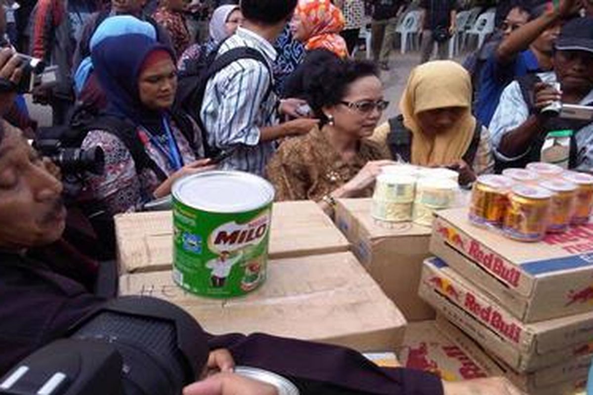 Petugas Badan Pengawas Obat dan Makanan tengah memeriksa salah satu importir di Batam, Kepulauan Riau, Senin (23/7/2012). Importir itu diduga melanggar peraturan keselamatan pangan.