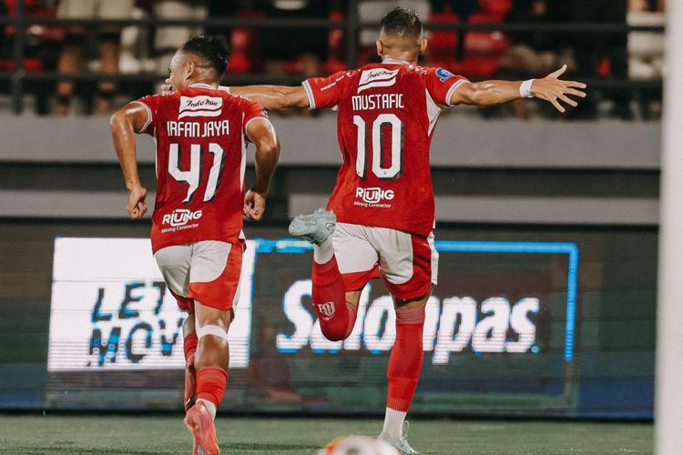 Pemain Bali United, Mirza Mustafic, saat merayakan gol dengan Irfan Jaya dalam laga kontra PSIM Yogyakarta di pekan keenam Super League 2025-2026, Sabtu (20/9/2025).