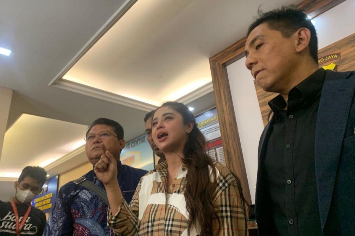 Penyanyi dangdut Dewi Perssik melaporkan tiga akun media sosial fans dari pasangan Lesti Kejora dan Rizki Billar ke Polres Metro Jakarta Selatan, Senin (31/10/2022).