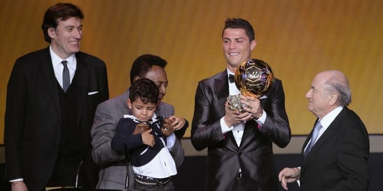 Bintang Real Madrid, Cristiano Ronaldo, saat menerima penghargaan FIFA Ballon d'Or 2013 di Zurich, Swiss, Senin (13/1/2014).