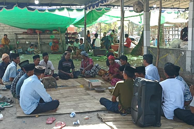 Masyarakat nelayan Bumbang saat menerima kunjungan dari PT Bumbang Citra Nusa setelah bersitegang soal konflik lahan, Rabu (31/5/2023)