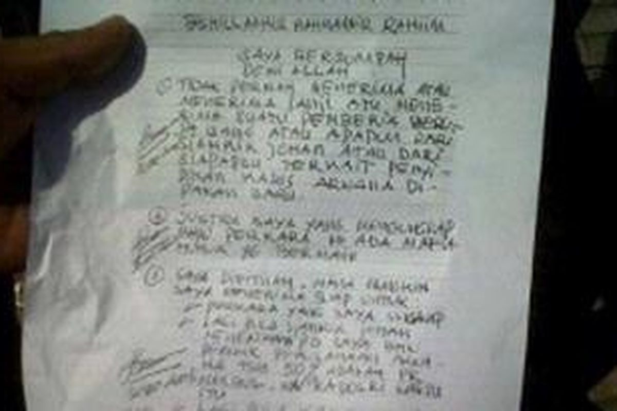 Inilah secarik surat Susno Duadji dari balik jeruji besi untuk pendukungnya yang berunjukrasa di Bundaran Hotel Indonesia, Jakarta, Senin (17/5/2010). 