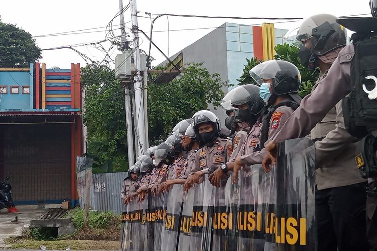 Sekitar 300 Personil Polisi dikerahkan untuk pengamanan aksi, juga dua kendaraan taktis milik Satuan Brimob Polda 