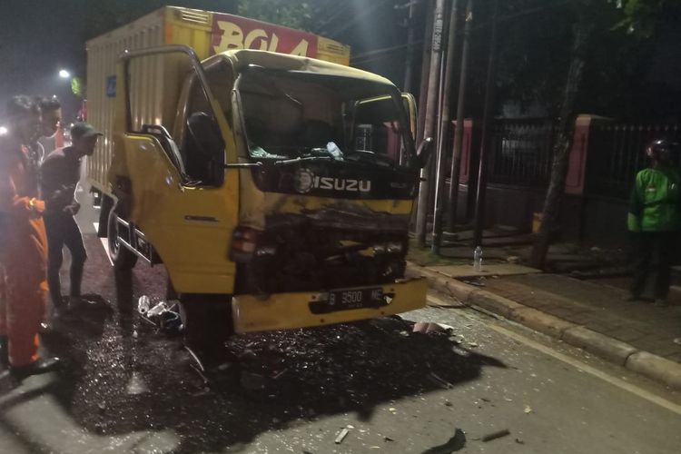 Kondisi mobil box yang menabrak bus di depannya di Jalan Ciputat Raya, Jakarta Selatan, pada Sabtu (14/11/2020). Supir diduga mengantuk dan menabrak bus di depannya. Bagian depan mobil box hancur sehingga menggencet tubuh supir. Korban dievakuasi oleh petugas damkar dan segera dilarikan ke RS terdekat.