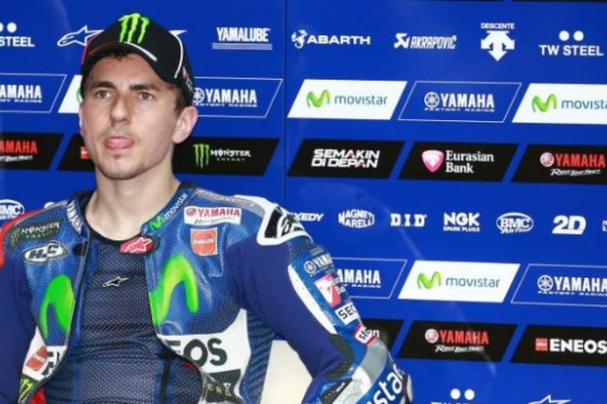 Pebalap Movistar Yamaha, Jorge Lorenzo, berada di paddock Sirkuit Americas, Austin, pada sesi latihan bebas kedua GP Americas, Jumat (10/4/2015).