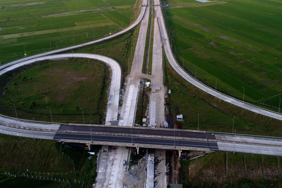 Suasana Simpang Susun Bandar di Tol Kertosono-Mojokerto, Jawa Timur, Minggu (18/6/2017). Tol Kertosono-Mojokerto termasuk dalam jaringan Tol Trans-Jawa dan Jalan tol ini dirancang sepanjang 40,5 kilometer.