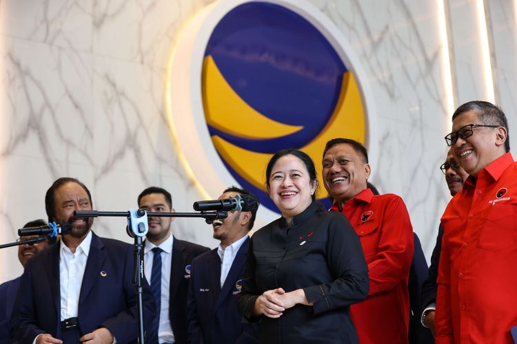 Ketua Umum Partai Nasdem Surya Paloh  dan Ketua DPP PDI-P Puan Maharani menggelar jumpa pers usai pertemuan di DPP Partai Nasdem di Nasdem Tower, Jakarta, Senin (22/8/2022). Pertemuan antara jajaran PDIP dan Nasdem merupakan silaturahmi antara dua partai politik.