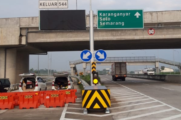 Ilustrasi crash cushion pada ujung pagar pengaman jalan di Tol Solo-Ngawi.