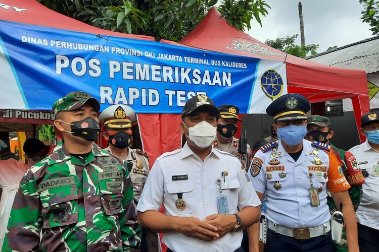 Walikota Jakarta Barat Uus Kuswanto (tengah) ketika ditemui di Terminal Bus Kalideres Jakarta Barat, Rabu (20/1/2021).