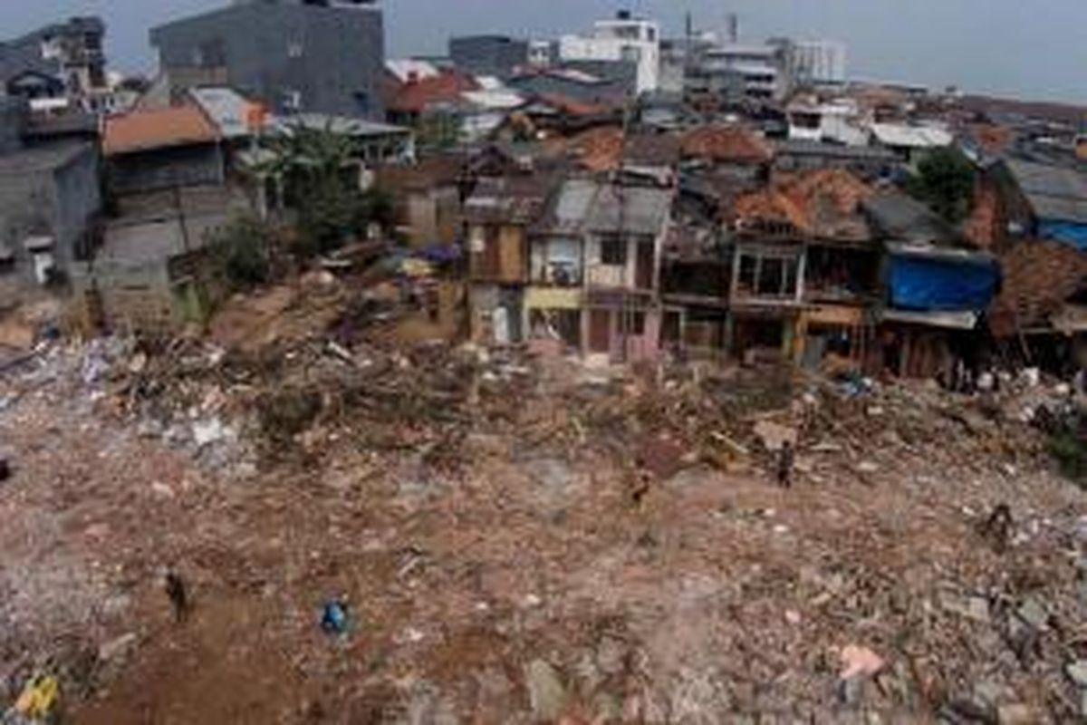 Kondisi Kampung Pulo usai digusur oleh Pemprov DKI, di Kampung Melayu, Jatinegara, Jakarta Timur, Sabtu (22/8/2015). Penggusuran dilakukan untuk normalisasi Kali Ciliwung.