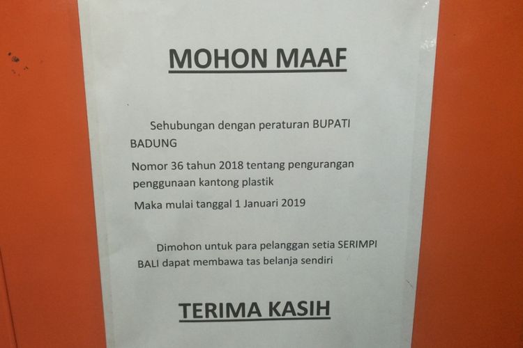 Pengumuman yang tertempel di depan sebuah toko di Bali yang memberitahukan bahwa toko tersebut tak menyediakan kantong plastik untuk pembeli.