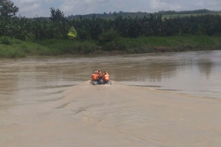 ?Tim SAR gabungan mencari keberadaan korban di Sungai Tuntang, Desa Klitikan, Kecamatan Kedungjati, Kabupaten Grobogan, Jawa Tengah, Senin (12/3/2018).