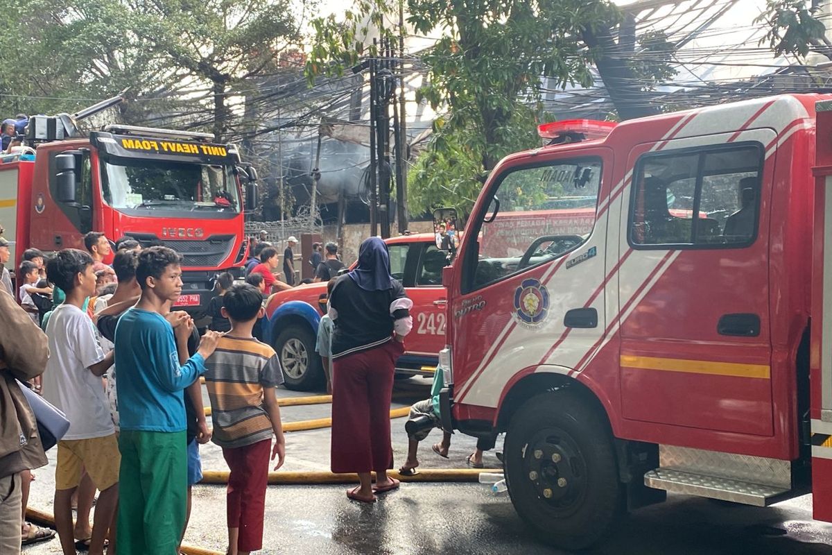 Terjadi kebakaran di sebuah pabrik cat di Jalan Terusan Bandengan Utara, Pejagalan, Penjaringan, Jakarta Utara, Senin (8/5/2023). Tetapi, tidak sedikit anak kecil yang mencoba mendekat untuk menyaksikan.