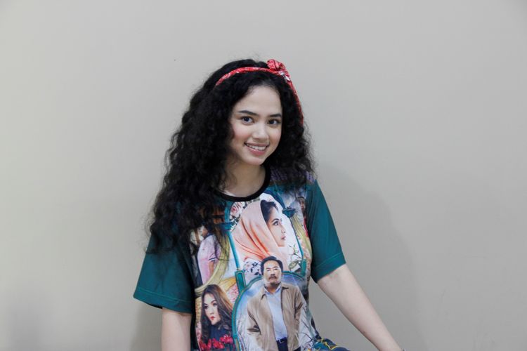 Wizzy, pelantun lagu-lagu tema Si Doel The Movie 1 dan Si Doel The Movie 2 menjalani sesi pemotretan sesudah tampil dalam live streaming Selebrasi (Selebritas Beraksi) pada Selasa (11/6/2019) di Studio 1 KompasTV, Palmerah Selatan, Jakarta Pusat.