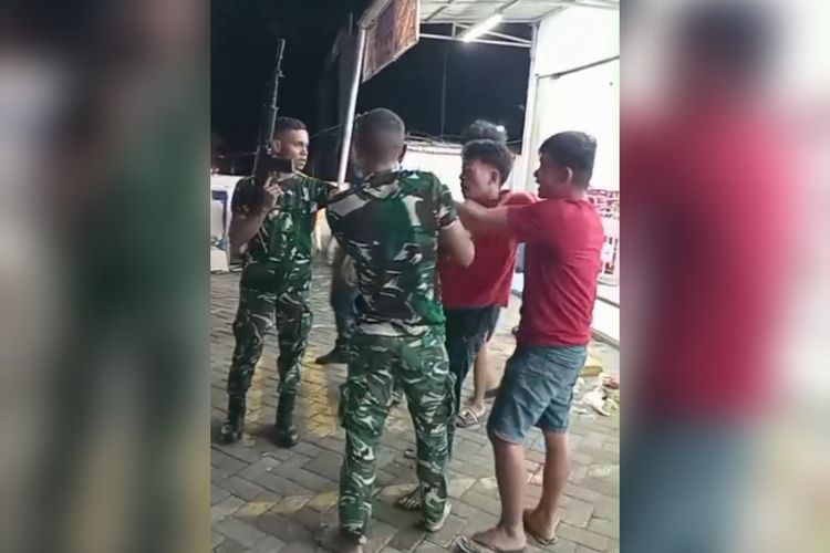 Prajurit TNI Bersenapan Selamatkan Pria Diduga Begal dari Amukan Warga di Makassar