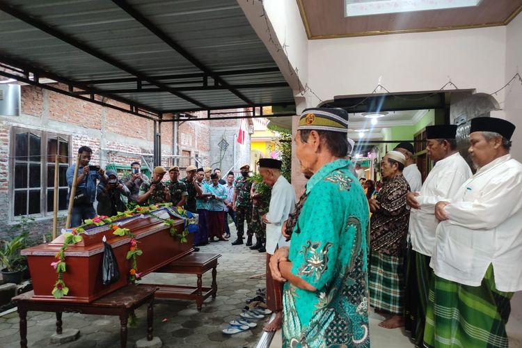 Jenazah Kopda Muslimin saat disemayamkan di rumah orangtuanya di Kelurahan Trompo, Kecamatan Kota Kendal, Kendal, Jawa Tengah, sebelum dimakamkan pada Kamis (28/7/2022). KOMPAS.COM/SLAMET PRIYATIN