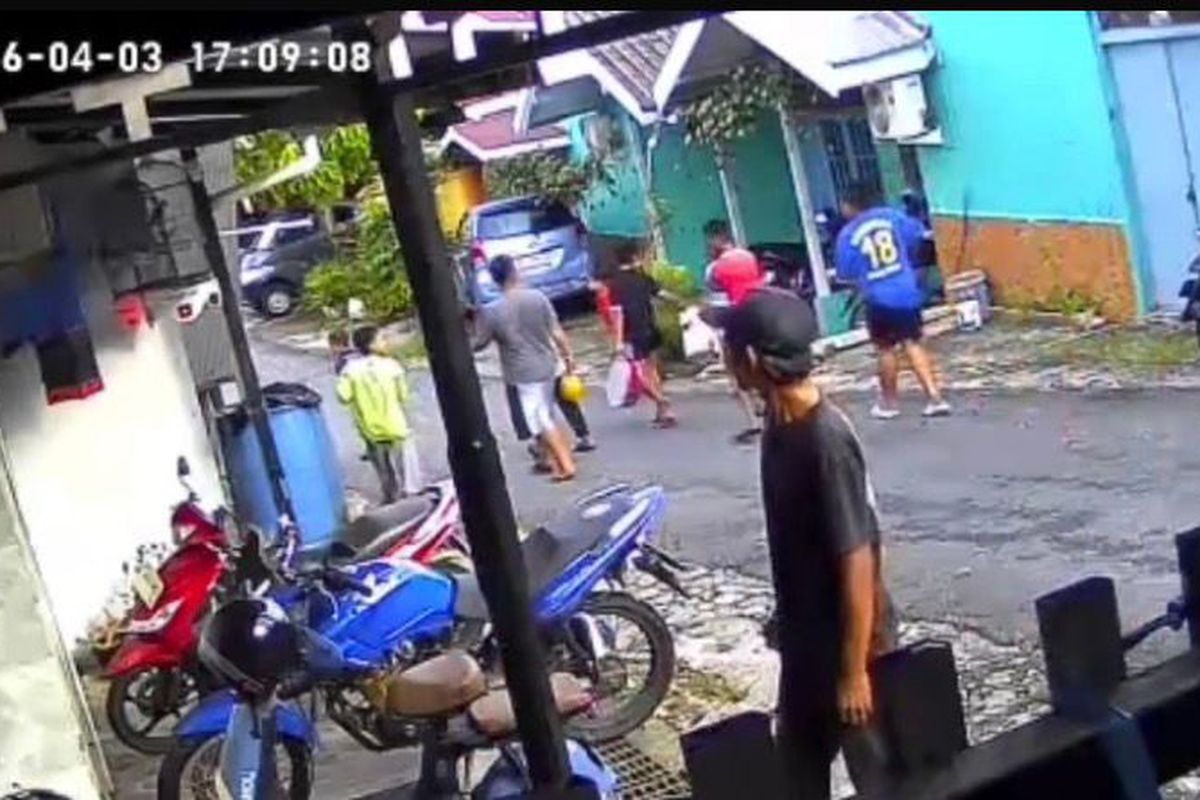 Tangkapan layar rekaman CCTV saat orang tidak dikenal melancarkan aksi penipuan di Kawasan Telagasari, Kecamatan Balikpapan Kota pada 3 April 2026.