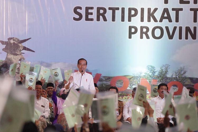 Presiden Joko Widodo menyerahkan 3.000 sertifikat tanah dari program PTSL kepada masyarakat di Kabupaten Wonosobo, Senin (22/1/2024).