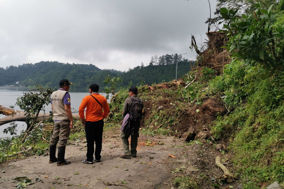 TERTUTUP--Salah satu ruas jalan lingkar Telaga Ngebel Ponorogo tertutup tanah longsor, Minggu (26/3/2023). Tanah lonsgor terjadi setelah hujan deras mengguyur lokasi itu dalam beberapa hari terakhir. 