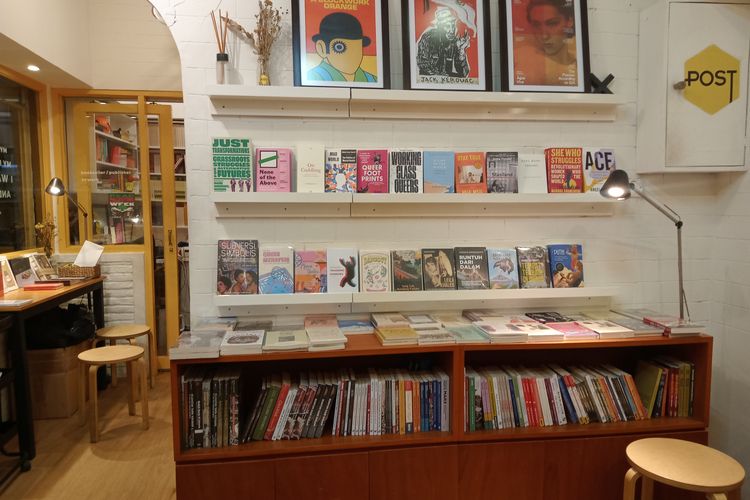 Buku-buku di Post Bookshop Pasar Santa yang beragam dari fiksi sampai non-fiksi, Jumat (16/2/2024).