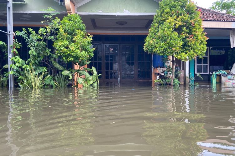 Rumah warga di Desa Ngaban, Tanggulangin, Sidoarjo, Jawa Timur, terendam banjir pada Senin (16/12/2024).