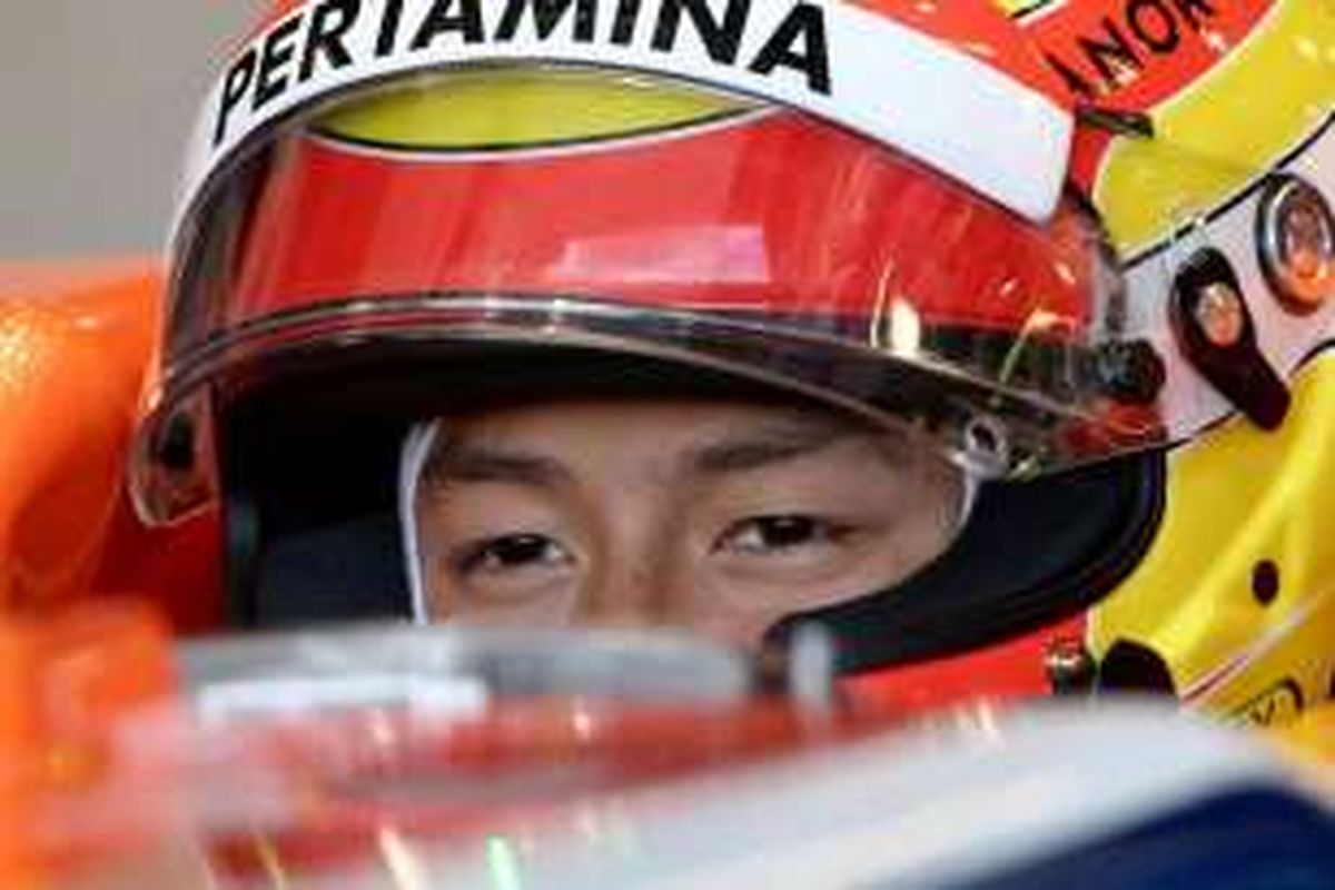 Pebalap asal Indonesia dari tim Manor Racing, Rio Haryanto, bersiap menjalani sesi latihan pertama menjelang Formula 1 Grand Prix Australia di Melbourne, Australia, Jumat (18/3/2016). Balapan yang berlangsung pada Minggu (20/3/2016) tersebut merupakan debut Rio di Formula 1. 