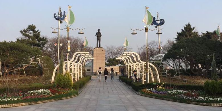 Taman Jayu di Incheon, Korea Selatan. Di taman ini terdapat patung Jenderal Douglas MacArthur. Sekitar patung terdapat taman dengan bunga beraneka warna.