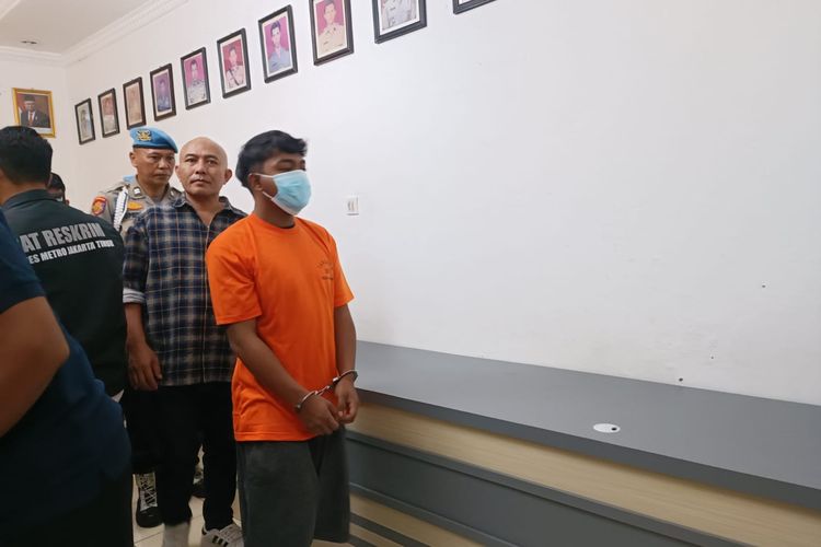 MIK (21), pelaku pembacokan hansip di Kalisari, Jakarta Timur, akhirnya tertangkap, Polsek Pasar Rebo, Jakarta Timur, Rabu (26/7/2023).