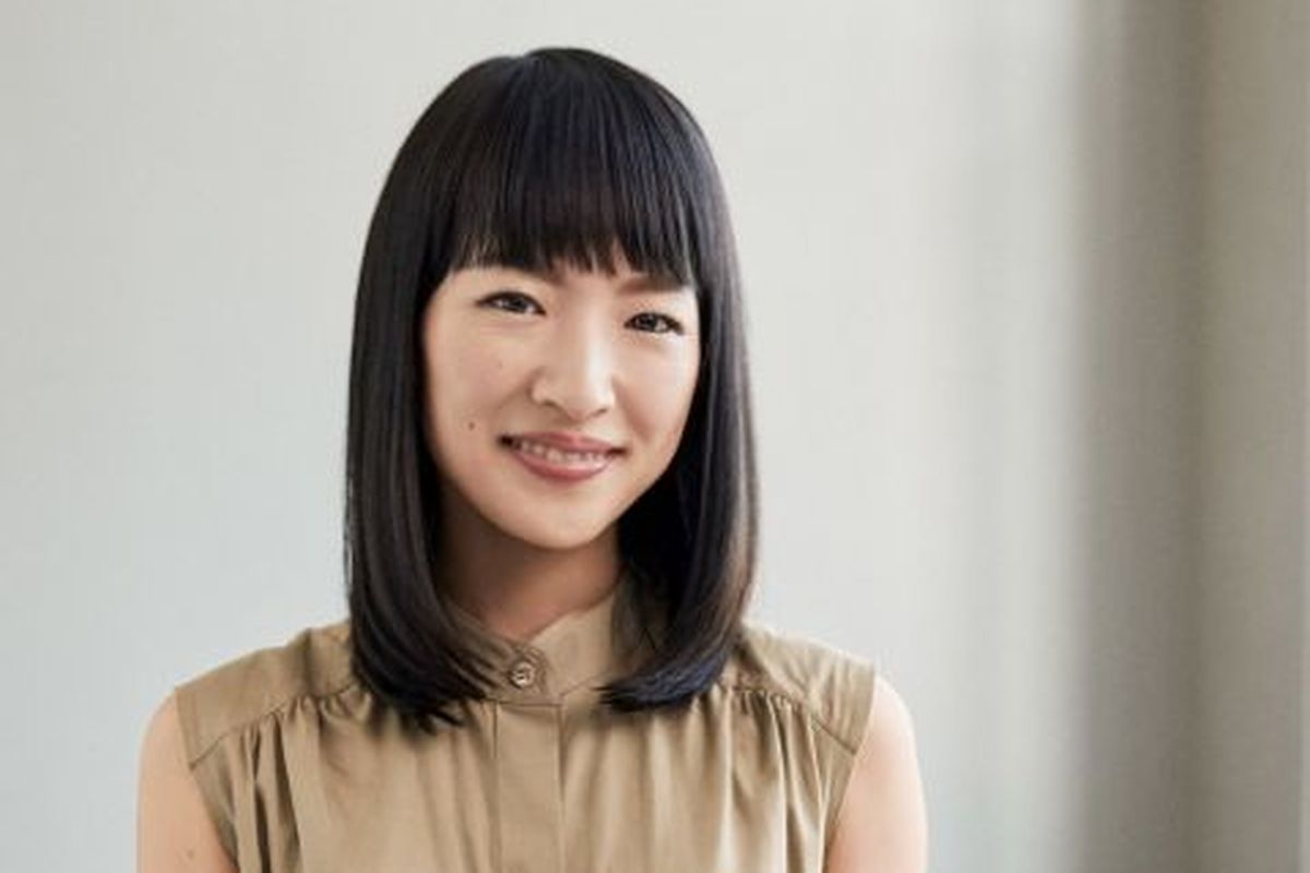 Merangkai bunga menjadi salah satu aktivitas harian Marie Kondo.