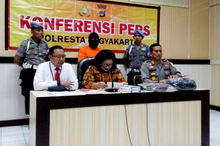 Direktur Ditreskrimum (Dirreskrimum) Polda DIY  Kombes Pol Hadi Utomo, Ketua Lembaga Perlindungan Anak (LPA) DIY Sari Murti Widyastuti, dan Kapolresta Yogyakarta Kombes Pol Armaini dalam jumpa pers. Turut dihadirkan pula dalam jumpa pers, pelaku Candra Hermawan (27).