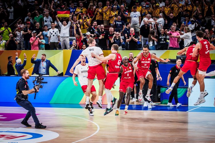 Timnas basket Jerman meluapkan kegembiraan usai mengalahkan Amerika Serikat 113-111 di semifinal FIBA World Cup atau Piala Dunia Basket 2023 pada Jumat (8/9/2023) malam WIB.