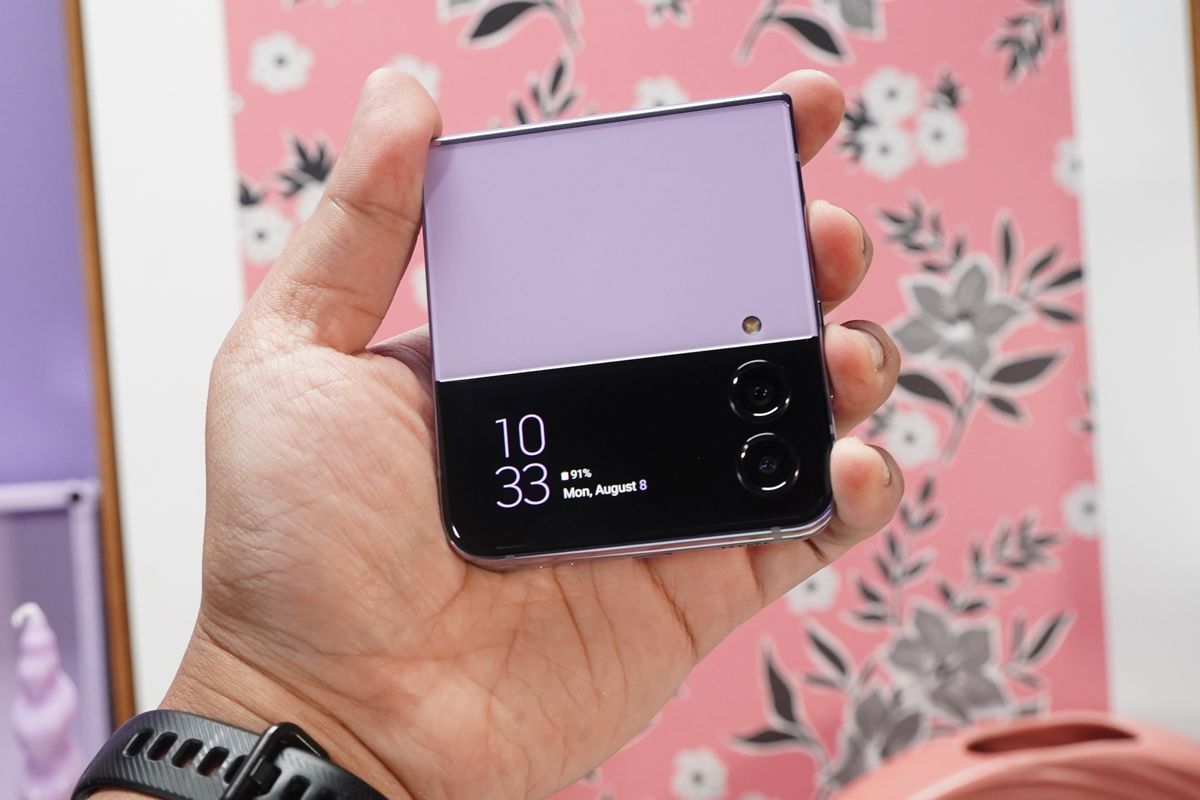 Samsung Galaxy Z Flip 4. Ketika dilipat, pengguna bisa memanfaatkan layar mungil berukuran 1,9 inci yang bisa menampilkan beragam informasi penting seperti waktu, cuaca, jadwal, dan masih banyak lagi.