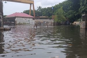 Banjir 1,5 Meter Putus Akses ke RT 10 Rawa Terate, Warga Gunakan Perahu Karet