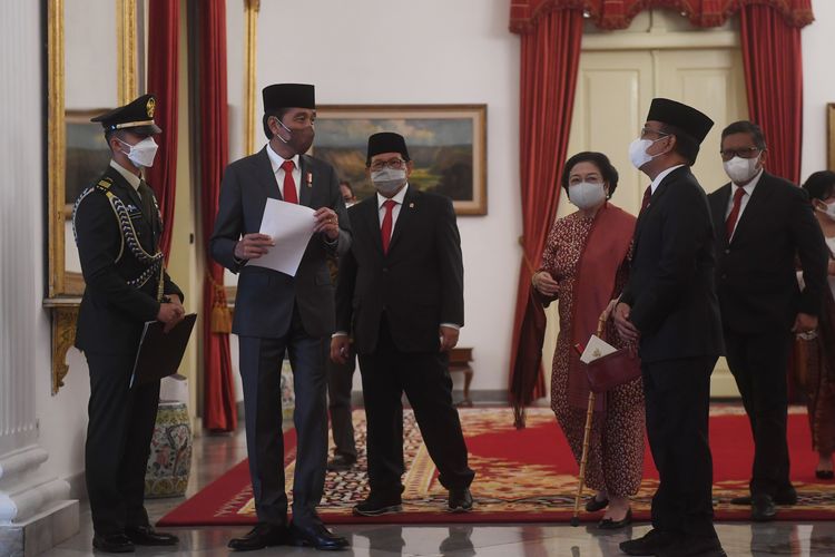Presiden Joko Widodo (kedua kiri) berbincang dengan Ketua Umum PDIP Megawati Sukarnoputri (ketiga kanan), Mensesneg Pratikno (kedua kanan), Seskab Pramono Anung (ketiga kiri) dan Sekjen PDIP Hasto Kristiyanto (kanan) usai upacara pelantikan menteri dan wakil menteri Kabinet Indonesia Maju sisa masa jabatan periode 2019-2024 di Istana Negara, Rabu (15/6/2022). Presiden Joko Widodo melantik Menteri Perdagangan Zulkifli Hasan, Menteri ATR/BPN Hadi Tjahjanto, Wamen ATR Raja Juli Antoni, Wamendagri John Wempi Watipo dan Wamenaker Afriansyah Noor. 
