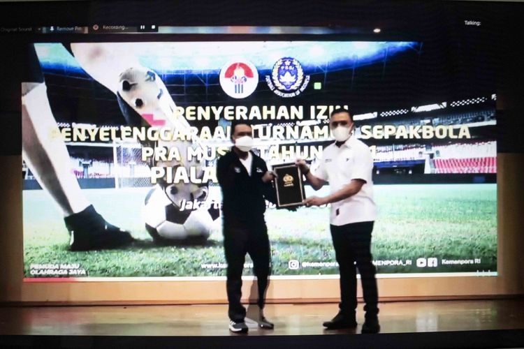 Menpora Zainudin Amali menyerahkan izin penyelenggaraan turnamen Pra Musim tahun 2021 Piala Mentora RI kepada Ketua Umum PSSI, Mochamad Iriawan di Wisma Menpora, Jakarta, Jumat (19/02/2020) sore.  