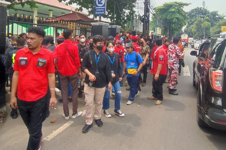 Massa aksi dari elemen Pemuda Batak Bersatu turut hadir ke Pengadilan Negeri Jakarta Selatan pada Senin (17/10/2022).   Kedatangan massa aksi tersebut bermaksud mengawal sidang kasus kematian Brigadir J dengan terdakwa Ferdy Sambo dan istrinya, Putri Candrawathi serta Ricky Rizal serta Kuat Maruf. 