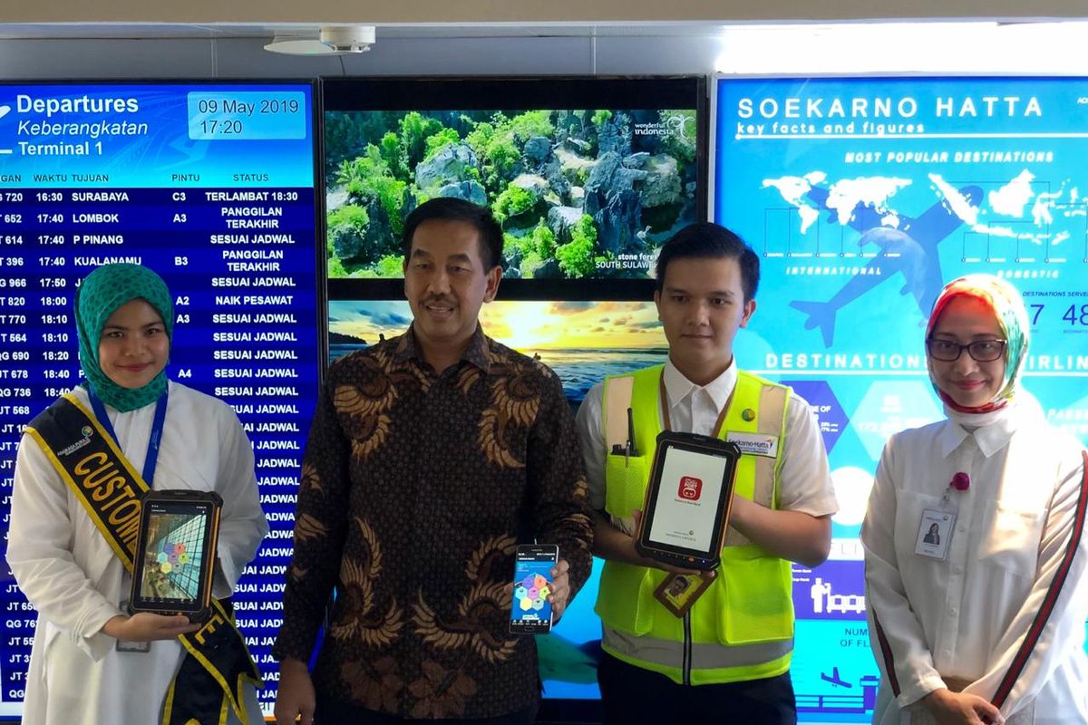 Direktur Utama PT Angkasa Pura II (Persero) Muhammad Awaluddin (tengah) meresmikan iMATE Lounge di Terminal 1 Bandara Soekarno Hatta, Kamis (9/5/2019).