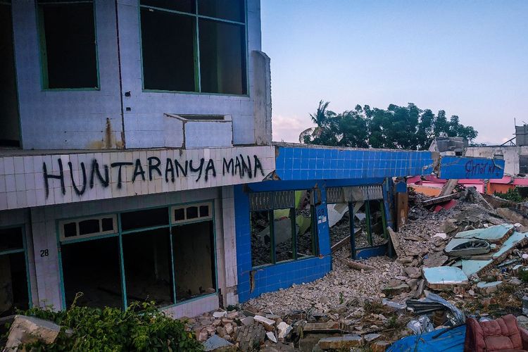 Rumah warga Balaroa, Kota Palu, Sulawesi Tengah porak-poranda oleh gempa pada 28 September 2018.