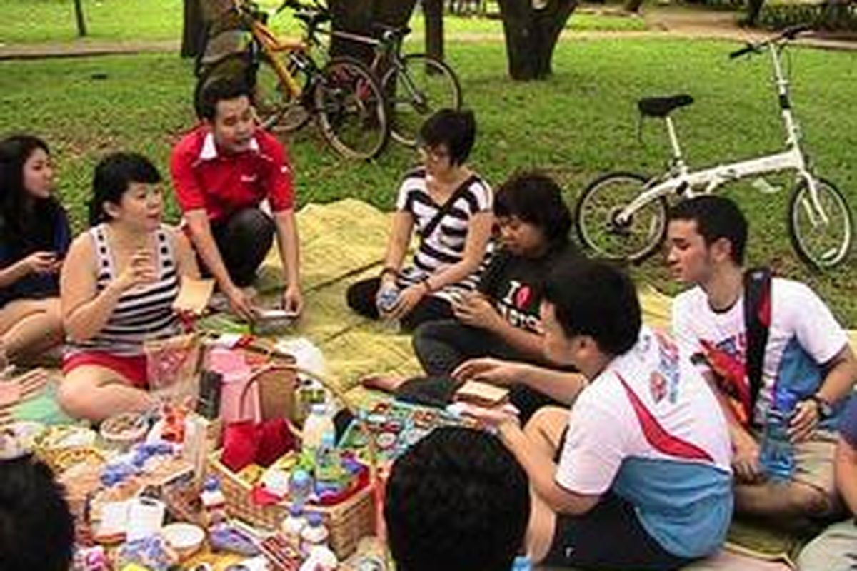 Nasta Inda (ketiga dari kanan) saat menggelar piknik sehat di Monas.