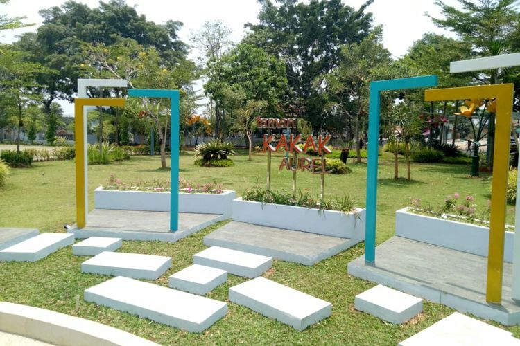 Sebuah taman dibangun oleh Pemerintah Kota Tangerang Selatan untuk mengenang kematian anggota Paskibraka Tangsel, Aurellia Qurratuaini. Taman yang berada dihalaman Pemkot tersebut dinamakan kakak Aurell
