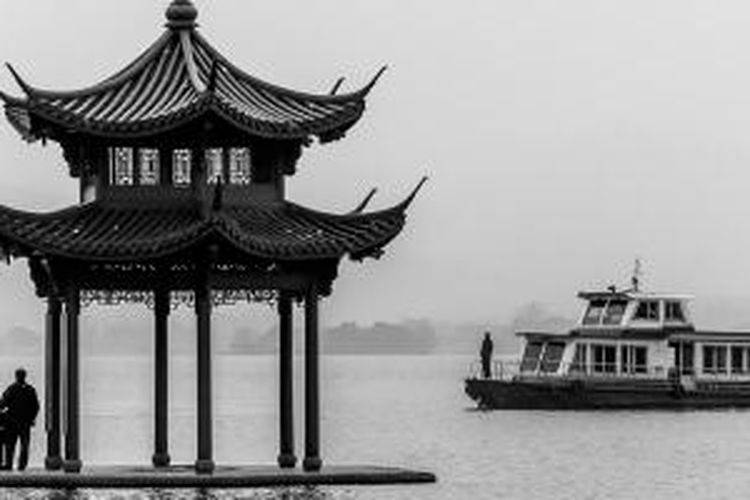 Danau Barat (West Lake), salah satu destinasi wisata di Hangzhou, Tiongkok.