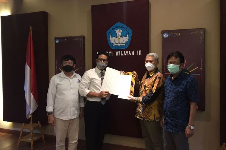 Universitas Muhammadiyah Prof. Dr. Hamka secara resmi pada hari Senin, (22/11/21) menerima Surat Keputusan Mendikbud Ristek Republik Indonesia Nomor 494/E/O/2021 tentang Izin Pembukaan Program Studi Doktor Pendidikan Bahasa Indonesia.