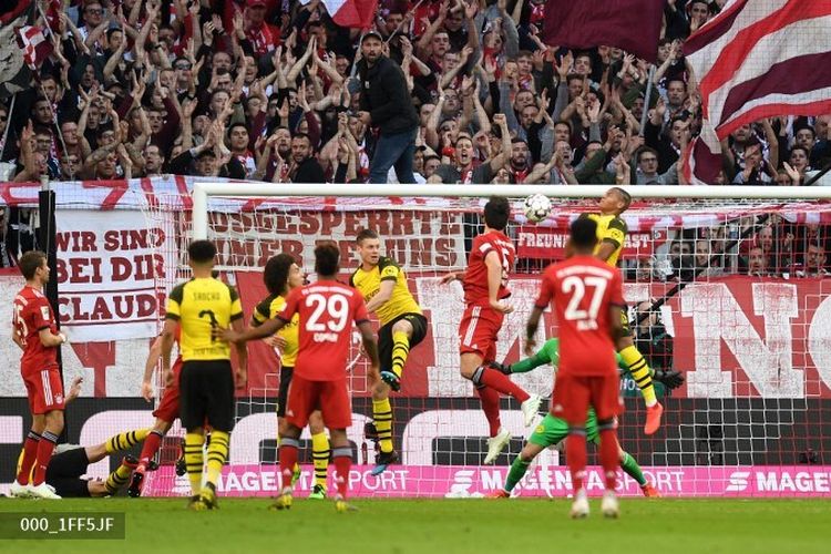 Mats Hummels mencetak gol dalam pertandingan bertajuk Der Klassiker, Bayern Muenchen vs Borussia Dortmund, pada lanjutan Liga Jerman di Allianz Arena, 6 April 2019. 