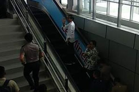 Jokowi Naik MRT, Warga Berdesakan di Stasiun