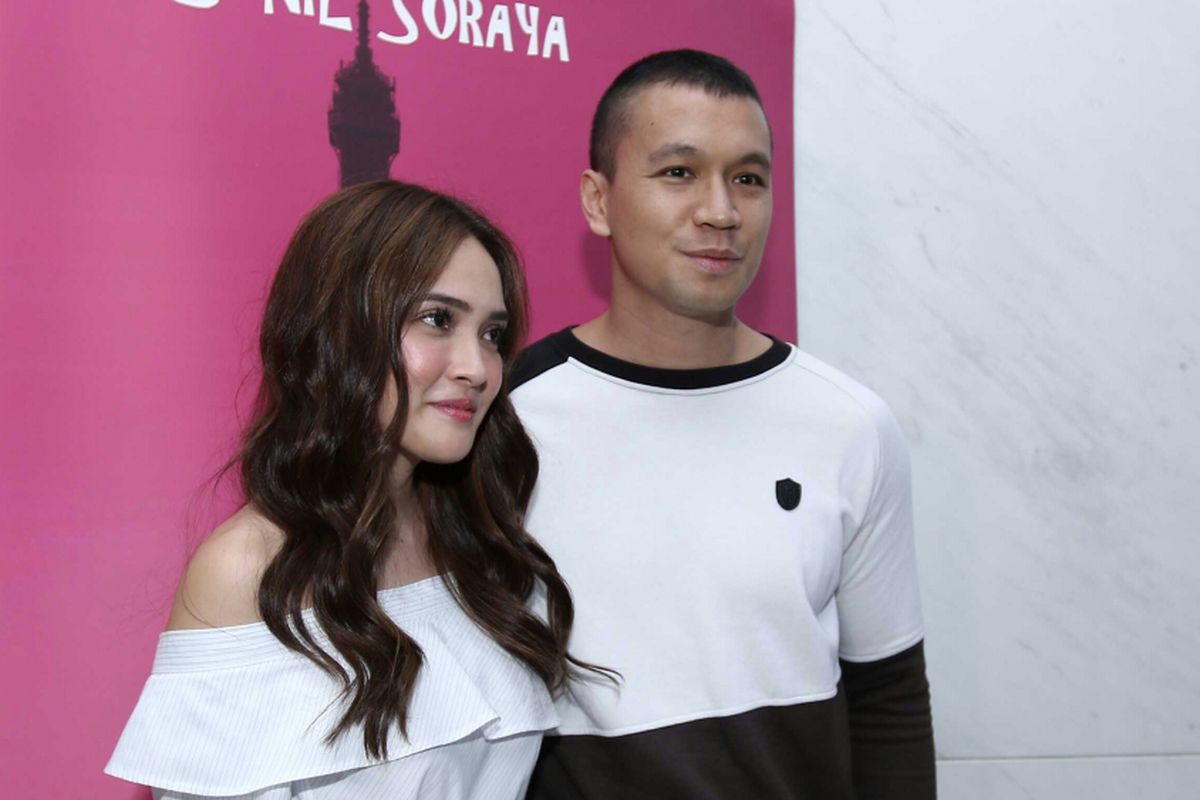 Artis peran Shandy Aulia dan rekan seprofesinya, Samuel Rizal, foto bersama usai jumpa pers film Eiffel... Im In Love 2 di kantor Soraya Intercine Films, Menteng, Jakarta Pusat, Jumat (14/9/2017).