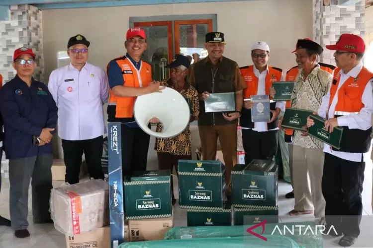 Penyerahan bantuan peralatan shalat sekaligus kelengkapan rumah ibadah dari Badan Amil Zakat Nasional (Baznas) RI kepada pengelola masjid di Agam, Sumatera Barat, Selasa (6/1/2026). 