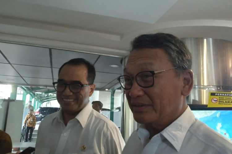 Menteri Energi dan Sumber Daya Mineral (ESDM) Arifin Tasrif bersama dengan Menteri Perhubungan Budi Karya Sumadi di Kantor Kementerian Kordinator Maritim dan Investasi Jakarta, Senin (20/2/2023).