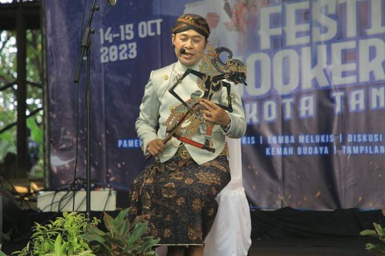 Penampilan Wayang Golek merupakan salah satu kegiatan yang mengisi di Festival Mookervart 2024 di Taman Hutan Kota Tangerang. 